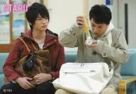 Masahiro Nakai ・ Yuta Tamamori / Horizontal ・ Above the knees ・ Costume red gray ・ Food with both hands ・ Bag with both hands ・ Sitting / DVD "ATARU" privilege