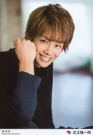 D2 / Chikachi Koyo Ichiro / Parte superior del cuerpo, vestido negro, mano derecha, lado derecho, fondo blanco / 2013.02 / Official photo oficial