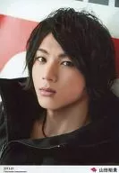 D2/山田裕贵/脸谱·服装黑·左向·背景白红/2013.01/正式生写真