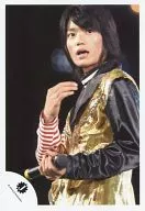 Ya-Ya-yah/山下翔央/上半身・衣装黒.金・右手胸元・左手マイク・ライブフォト/公式生写真