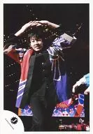 Ya-Ya-yah/鮎川太陽/膝上・衣装黒・紫・両手上・背景黒・ライブフォト/公式生写真