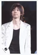 Ya-Ya-yah/鮎川太陽/上半身・衣装白.黒・目線左・背景黒・ライブフォト/公式生写真