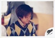 SMAP/中居正広/横型・バストアップ・衣装黒黄色青・右向き・目線下/公式生写真