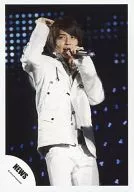 NEWS / Yuya Tegoshi / Live Photo / Knee-High / Costume White / Left Hand Microphone / Right Hand Raised / Eye Point Left / Official Official photo