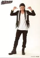 D2/山田裕貴(斎藤一)/全身・服裝黑白・雙手石頭・背景白/"TV・電視台中法度！～禦法度BOYS～｣/正式生寫真