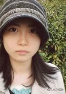 志田未来/顔アップ・衣装ベージュ・帽子グレー・背景緑/公式生写真