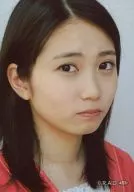 志田未来/顔アップ・衣装赤白・右向き・背景白/公式生写真