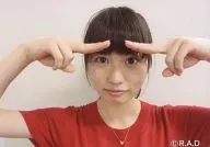 志田未来/横型・顔アップ・衣装赤・両手指立て・背景白/公式生写真