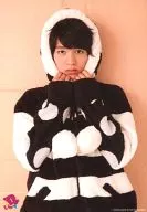 D2/阿久津愼太郎/上半身・衣装黒白・両手あご・フード被り・背景オレンジ/「D2LIVE」/公式生写真