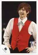Travis Japan / 閑也 Yoshizawa / Live Photo / Upper Body / Costume Red / White / Both Hands Waist / Earphones / Microphone / Johnnys Jr. / Official Official photo