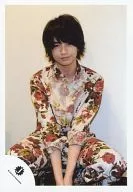 SeXyzone / Ken Nakajima / Squatting / White Costume / Red / Flower Pattern / Under Both Hands / White Background / Official Official photo