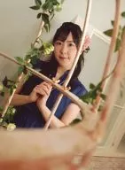 綾依夏子/上半身・服裝藍色・雙手組合・花/CD"Dear"特典生寫真