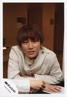 Kanjani Eight / Akihiro Yasuda / Bust up / Costume white / Bent-over / Eye right / Background brown / Indoor / Official Official photo