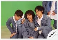 Kanjani Eight / Maruyama / Okura / Nishikido / Horizontal / Knee-Up / Sitting / Costume Denim Blue / Eye View Left / Background Green / Official Official photo