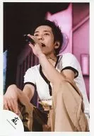 Arashi / Kazuya Ninomiya / Live Photo / Knee-Up / Sitting / T-Shirt White / Left-Handed Microphone / Eye-Left Facing / Official Official photo