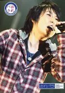 Kenichi Suzumura / Live Photo / Upper Body / Costume Check Red / Blue / Left Hand Microphone / Upper Right Eye View / Original Entertainment Paradise "Ore Para" Live DVD Special