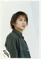 Kinki Kids / Koichi Domoto / Bust up ・ Costume, Khaki color ・ Body facing right ・ Background white ・ Above your eyes / Official Official photo