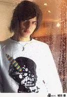 D-BOYS/城田優/上半身・窓ガラス・トレーナー白/公式生写真