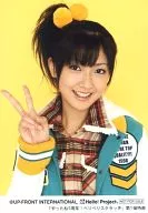 Berryz Kobo / Yurina Kumai / Bust Up / Green-Yellow Costume / Inner Red-Brown Check / Right Hand Piece / Background Yellow / First bonus of "Gotane 5 th Anniversary! Beri Beri Scratch"