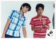 V6/坂本昌行・三宅健/横型・上半身・衣装白・青・赤・三宅口開け・目線右・背景白/公式生写真