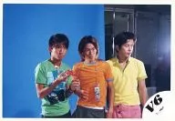 V6 / Okada-Morita-Miyake / Horizontal, Upper-body, Costume Green, Orange-Yellow, Center Morita-Background-Blue / Official Official photo