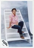 Kinki Kids / Domoto Go / Whole body, sitting, staircase, shirt flower pattern pink / Official Official photo