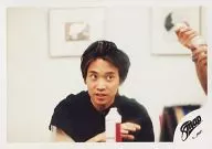 SMAP/中居正広/横型・バストアップ・衣装白・タオル黒・右手前・目線右上・ヘアセット/公式生写真