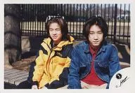 Johnnys / Takeshi Morita / Hideaki Kitami / Above the knees / Sitting on a bench / Morita Costume Yellow Black / Kitami Denim Jacket Blue Inner Red / Outdoor / Official Official photo