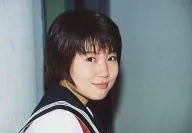 モーニング娘。/福田明日香/横型・顔アップ・衣装セーラー服白黒・右向き・背景グレー・枠無し/公式生写真