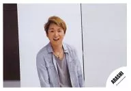 Arashi / Satoshi Ohno / Horizontal, Upper body, Costume gray, Mouth open, Background white / Official Official photo