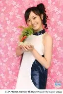 カントリー娘。/みうな/膝上・衣装白・黒・両手置物・背景ピンク・花柄・笑顔・ポストカードサイズ/Alo-Hello