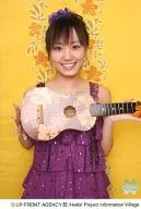 鄉村女孩。/MIUNA/上半身·衣服紫色·兩手烏剋麗麗·背景黃色·花朵圖案·笑臉·明信片尺寸/Alo-Hello