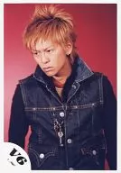 V6 / Takeshi Morita / Upper body / Costume black and blue / Eye-point left / Background red / Official Official photo