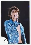 Arashi / Matsujun / upper body / right hand microphone / costume light blue / live photo / official Official photo