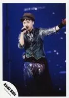 Kinki Kids / Tsuyoshi Domoto / Above the knees ・ Costume silver, green, purple ・ Right hand microphone ・ Cap dark brown ・ Background blue ・ Live photo / Official Official photo