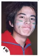 V6/岡田准一/バストアップ・衣装赤・顔に落書き・背景黒/公式生写真