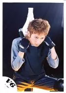 V6 / Junichi Okada / Above-the-knee ・ Costume Black Gray ・ Both Hands Machine ・ Eye View Right ・ Background Black / Official Official photo