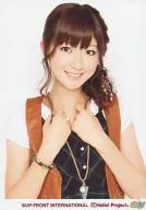 Berryz Kobo / Yurina Kumai / Bust Up, Both Hands Chest, Right Hand Bracelet, Green Costume, Camera Eye, White Background / Berryzz Kobo Concert Tour 2009 Fall ~ Eye-Catching ~