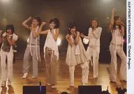 °C-ute/集合(6人)/卧式·全身·服裝白·灰色·左手話筒·右手舉起/官方生寫真