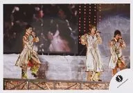 V6/三宅・坂本・森田/ライブフォト・横型・全身・衣装金・赤・マイク・背景スクリーン/公式生写真