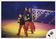 V6/岡田·森田·三宅/現場照片·橫型·全身·服裝黑·紅·太陽鏡·右手心·左手麥剋風/官方生寫真