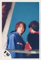 V6/森田剛/上半身・衣装青色のパーカー・体右向き・背景青・隣にメンバー/公式生写真