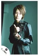 KAT-TUN / Kazuya Kamenashi / Upper Body / Costume Gray Green / Right Hand Thumb Standing / Background Green / Official Official photo