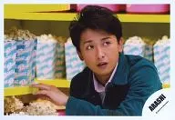 Arashi / Ochi Ōno / Horizontal / Busto arriba / Vestido verde / Palomitas de maíz en la parte posterior / Estante izquierdo / "ARASHI LIVE TOUR Popcorn" / Official photo oficial