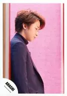 Arashi / Satoshi Ohno / Upper Body / Costume black / Eye-bottom right / Background pink / Official Official photo