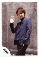 Arashi / Satoshi Ohno / Above-the-knee ・ Costume black ・ Left hand pocket ・ Right hand par ・ Background grey / Official Official photo