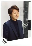 嵐/大野智/上半身·黑·視線右·笑臉·背景白/官方生寫真