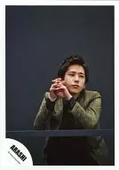 Arashi / Kazuya Ninomiya / Above-the-knee / Gray-costume / Pair of hands / Eye-point right / Background black / Official Official photo