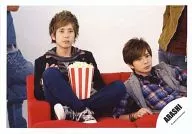 Arashi / Kazuya Ninomiya / Matsujun / Horizontal / Sitting / Left hand popcorn / Eye view right / White background / Official Official photo