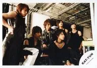 KAT TUN / Gather (6 persons) / Horizontal, Costume black, Gaze right, Face right, Taguchi, Sitting in Kamenashi / Official Official photo